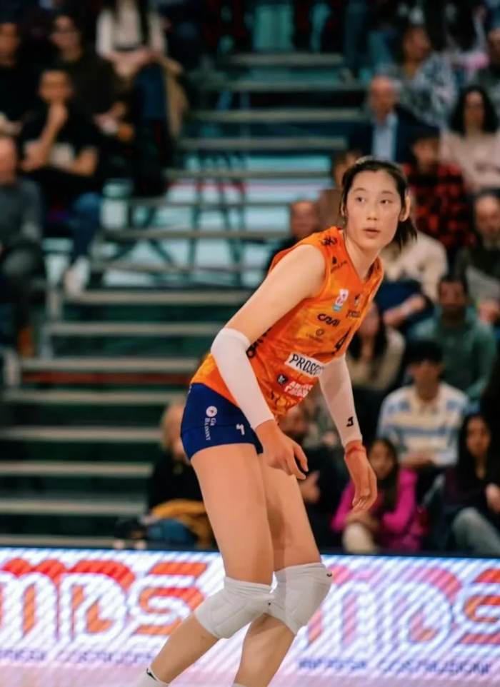 开云官网-媒体爆料朱婷与科内利亚诺续约在即！网友：她在科内轻松又愉快|二传|加比|德吉纳罗|伊莎贝拉.哈克|俱乐部_新浪体育_新浪新闻