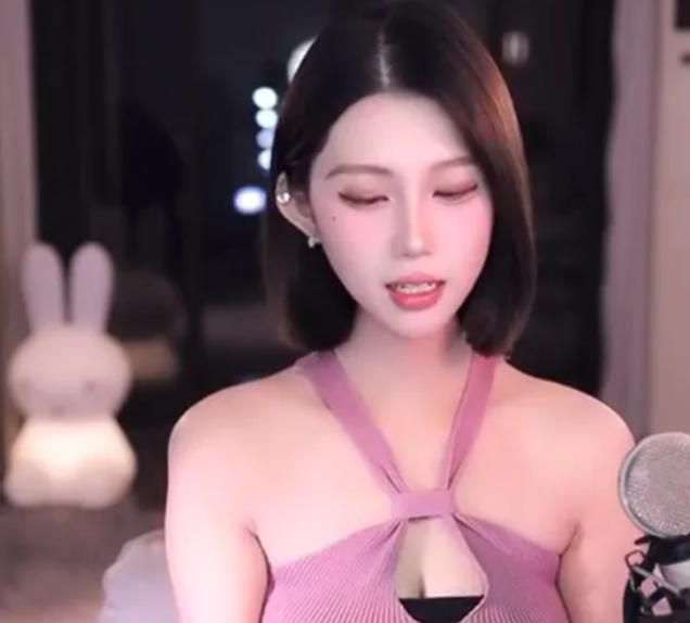 开云-两位女主播互相爆料，各自都有黑人男友，亲密合照还被曝光