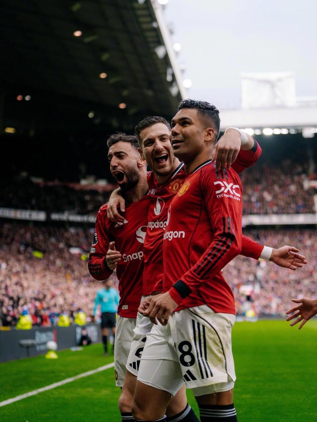 开云体育下载-热闻|谢什科5战4球，B费破27年神迹！曼联复仇维拉，稳守积分榜前三