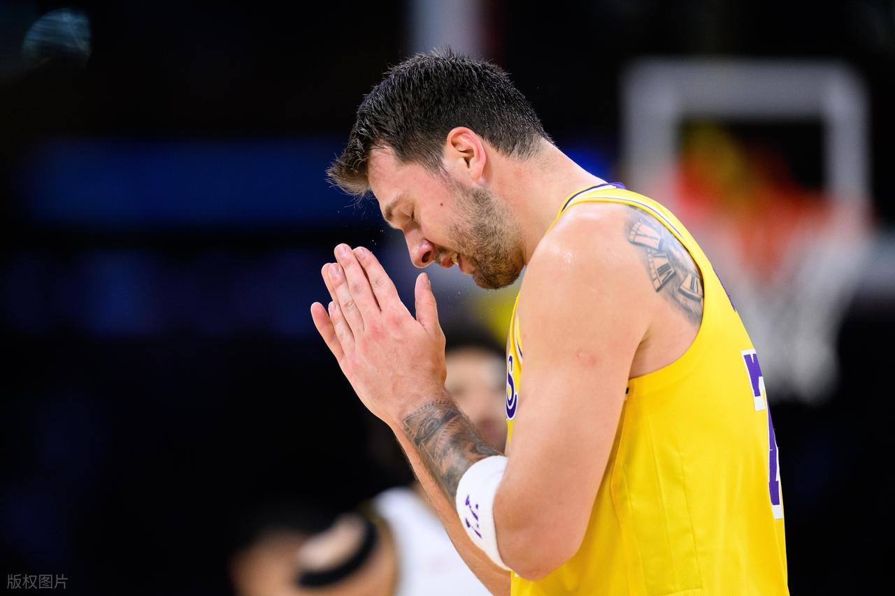 开云体育下载-逆天绝杀！东契奇30+11+13！詹姆斯玩命了，约基奇空砍24+16+14+5